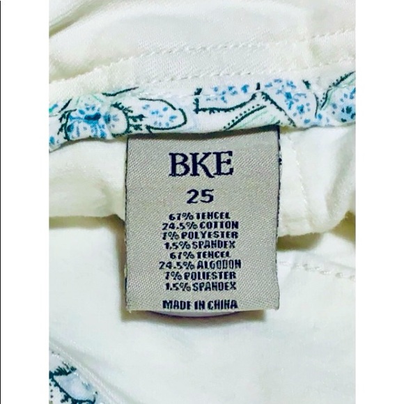 SALE!! BKE Mollie Stretch Short. Size 25. SALE!! - Picture 4 of 6